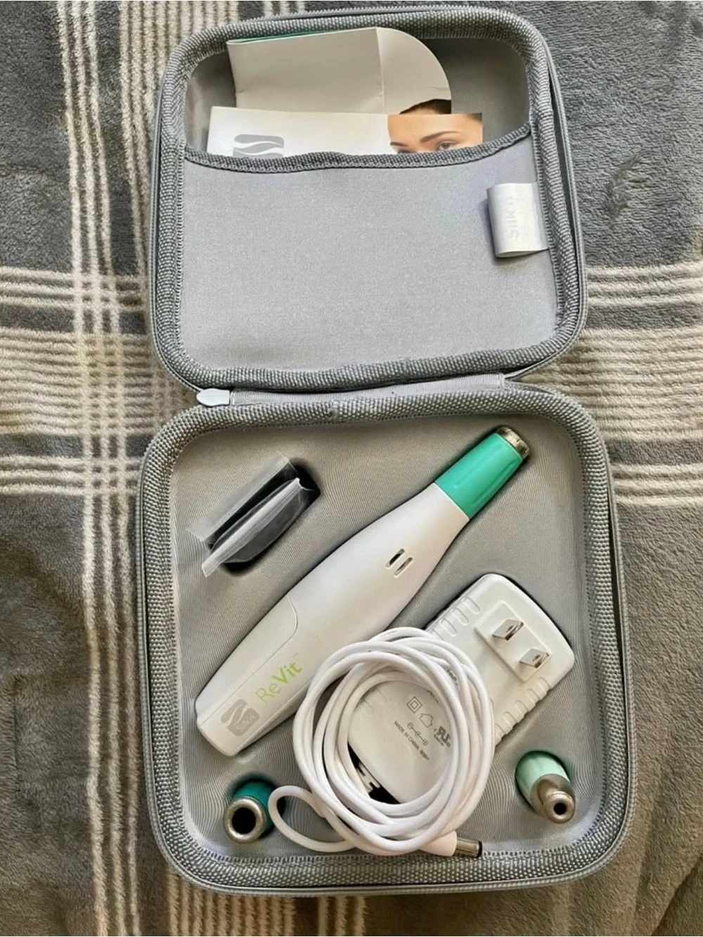 Silk'n ReVit Handheld Skin Device in White & Mint